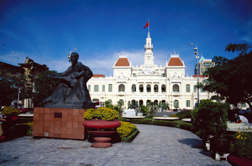 Vietnam vietnam-statue-n-building.jpg