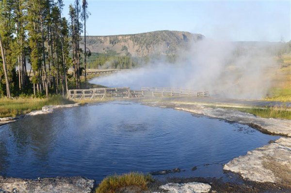 Western Bonanza yellowstone_hot_spring (Medium).jpg